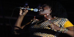 La chanteuse camerounaise Kaissa performe Alea So en live.