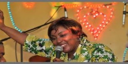 Trs belle musique de la chanteuse de makossa Charlotte Mbango intitule Douala serenade
